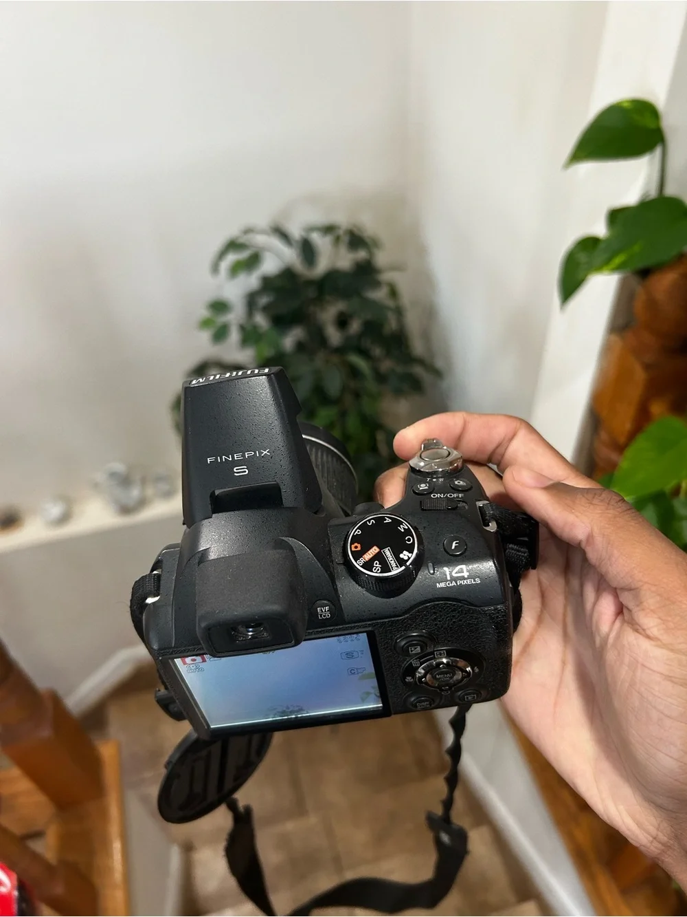 Fujifilm Finepix S3200  14MP 24X Digital Camera with lens Cover + Sd Card